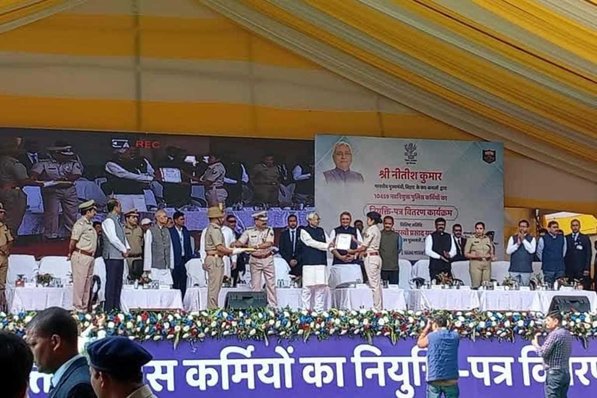 सीएम नीतीश ने 10 हजार पुलिसकर्मियों को सौंपा नियुक्ति पत्र, कहा- बिहार में कानून का राज